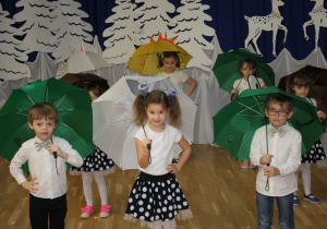 Dzieci tańcza z parasolami